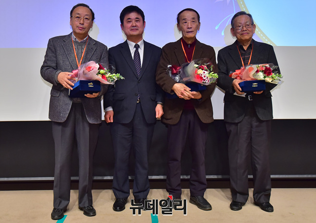 ▲ 5일 서울 프레스센터 국제회의장에서 열린 한국광고학회 창립 30주년 기념 행사에서 공로상을 수상한 한국광고학회 전임 회장들과 김병희 현 학회장이 기념 사진을 찍고 있다. ⓒ정상윤 기자