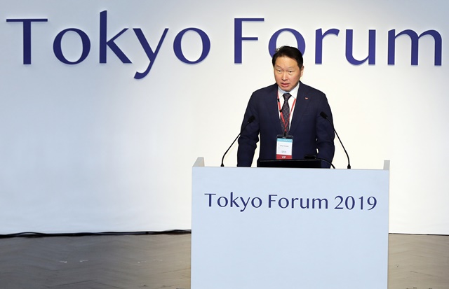▲ 최태원 SK 회장이 6일 일본 도쿄대에서 열린 '도쿄포럼 2019' 개막식에서 연설을 하고 있다. ⓒSK