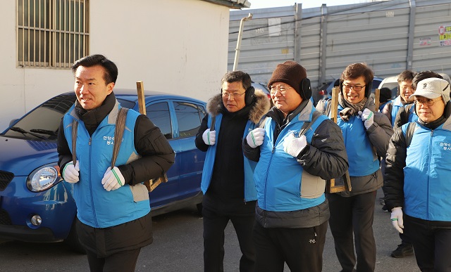 ▲ (사진 왼쪽부터)김한기 한양 대표이사, 안영훈 LNG건설팀 부사장, 박성빈 경영지원본부장 등이 연탄을 직접 나르고 있다.ⓒ한양