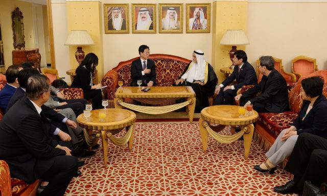 ▲ 양승조 충남도지사가 3일 공항으로 영접을 나온 샤이크 모하메드 빈 압둘라 알 칼리파 바레인 보건최고위원회(SCH) 의장과 대화를 나누고 있다.ⓒ충남도