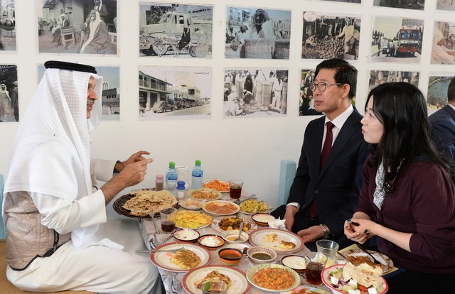 ▲ 양승조 충남도지사가 5일 히스함 빈 압둘라만 빈 모하메드 알 칼리파 바레인 마나마 주지사와 전통시장 내 식당에서 아침식사를 하고 있다.ⓒ충남도
