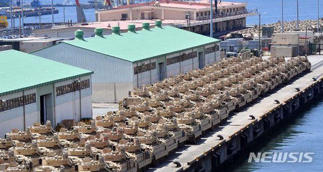 ▲ 주한미군 노후장비를 대체하기 위해 들여오는 신형 장비 적재 모습. ⓒ뉴시스. 무단전재 및 재배포 금지.