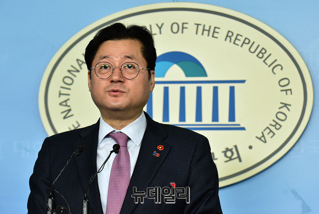 ▲ 홍익표 더불어민주당 수석대변인이 6일 한 라디오 방송에 출연해 '김기현 문건'을 입수했다고 밝혔다. 야당은 해당 문건의 입수 경로와 시점에 대해 의혹을 제기하고 있다. ⓒ이종현 기자