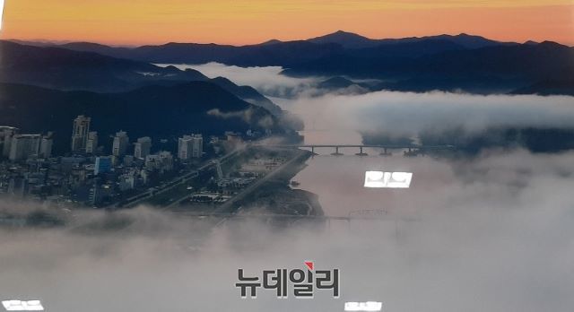 ▲ ‘아름다운 금강사진 공모전’ 입상작 전시회가 지난 5일부터 세종시청 1층에서 열리고 있다. 사진은 우수상을 받은 ‘황홀한 금강의 아침’ⓒ김동식 기자