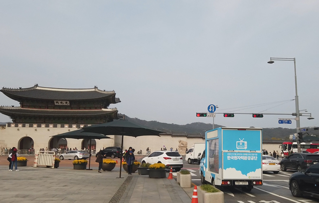 ▲ 원자력환경공단 홍보차량인 코라드림이 광화문에서 홍보활동을 펼치고 있다.ⓒ원자력환경공단