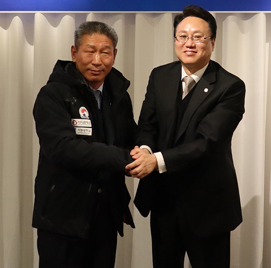 ▲ 손석민 총장은 지난 3일 차태환 충북스키협회장에게 서원대 스키부 인재육성을 위해 지원과 관련해 감사패와 기념품을 전달했다. 손 총장과 차 회장이 악수를 하고 있다. ⓒ서원대