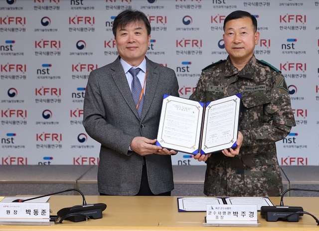 ▲ 육군군수사령부 박주경 중장과 한국식품연구원 박동준 원장이 지난 6일 전북 완주 한국식품연구원에서 ‘군 급식분야 발전과 역량 강화’를 위한 업무협약식을 체결하고 있다.ⓒ육군군수사령부