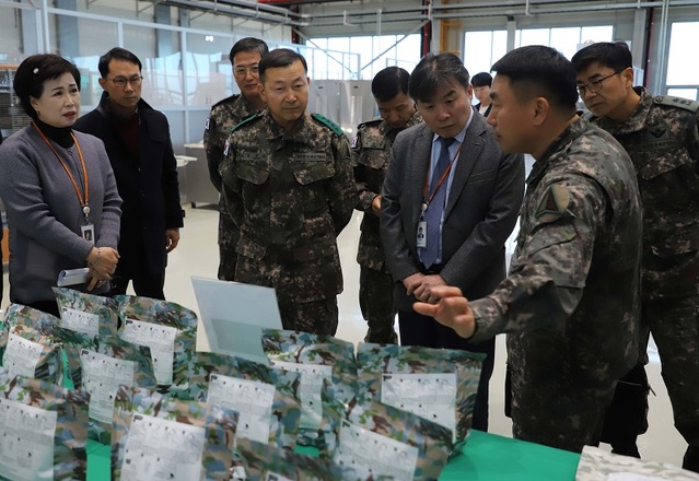 ▲ 육군군수사령부와 한국식품연구원이 ‘군 급식분야 발전과 역량 강화’를 위한 업무협약식을 체결한 뒤 박주경 사령관과 군 관계자들이 한국식품연구원의 연구시설을 둘러보고 있다. ⓒ육군군수사령부