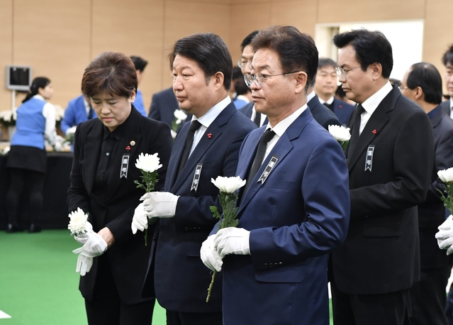 ▲ 이철우 경상북도지사는 7일 오전 10시 계명대학교 동산병원에 차려진 독도 소방헬기 추락사고 합동분향실에서 숨진 소방항공대원을 조문했다.ⓒ경북도