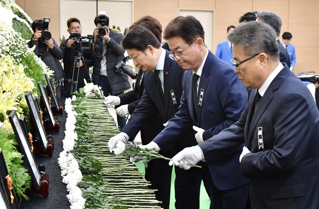 ▲ 이철우 지사와 권영진 대구시장이 분향실에서 조문을 하고 있다.ⓒ경북도