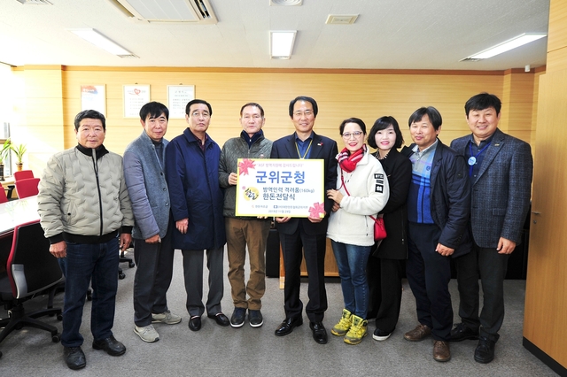 ▲ 대한한돈협회 군위군지부가 지난 6일 군위군청을 찾아 아프리카돼지열병 차단을 위해 힘써 준 군위군의 노력에 감사하며 격려품을 전달했다.ⓒ군위군