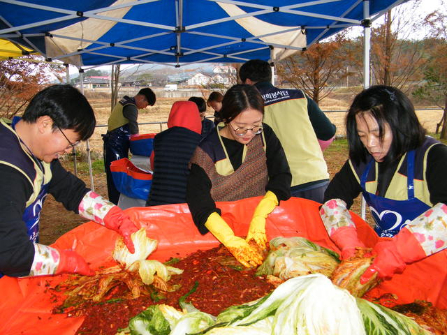 ▲ ㈜한국수력원자력 월성원자력본부(본부장 노기경) 월성가족자원봉사대는 지난 달 30일 결연복지기관 아이꿈터어린이집에서 김장담그기 봉사활동을 펼쳤다.ⓒ월성원전