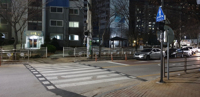 ▲ 구미 옥계 신나리 아파트에 설치된 지능형 횡단보도 시연 사진.ⓒ경북도