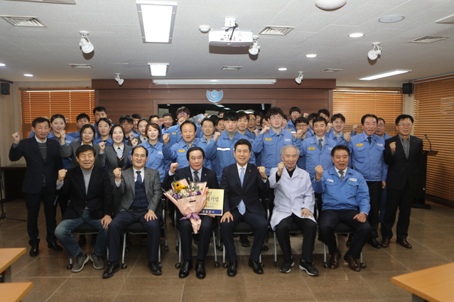 ▲ 포항시는 올해 모범납세기업으로 삼원강재, 유니코정밀화학, 디케이동신을 선정하고 6일 지정패와 현판을 전달했다.ⓒ포항시