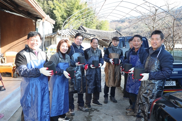 ▲ 성주군의회 구교강 의장을 비롯한 의원들이 지난 6일 본격적인 겨울철을 맞아 관내 소외계층과 어려운 이웃에게 사랑의 연탄 나눔 봉사를 펼쳤다.ⓒ성주군의회