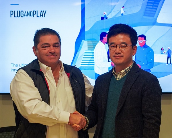 ▲ 정해진 한화시스템 디지털혁신랩장(오른쪽)과 아미디 플러그앤플레이 CEO가 지난 6일 미국 실리콘밸리에서 파트너십을 체결한 후 기념사진을 찍고 있다. ⓒ한화