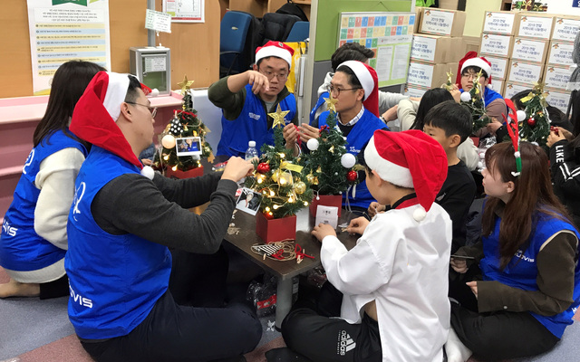 ▲ 현대글로비스 임직원들이 지난 6일 서울 구로구 ‘함께하는 한숲 영문지역아동센터’를 찾아 아이들에게 선물을 전달하고 함께 크리스마스 트리를 만들고 있다. ⓒ현대글로비스