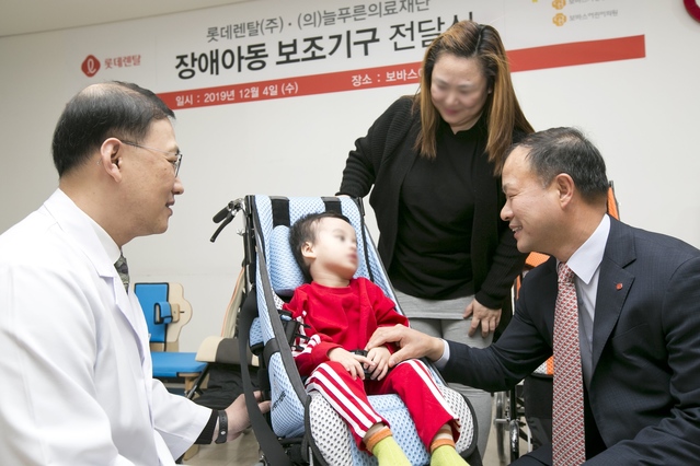 ▲ 지난 4일 경기도 용인시에 위치한 보바스어린이의원에서 환아들과 시간을 보내는 이훈기 롯데렌탈 대표(오른쪽)와 권순용 보바스어린이의원 원장(왼쪽).ⓒ롯데렌탈