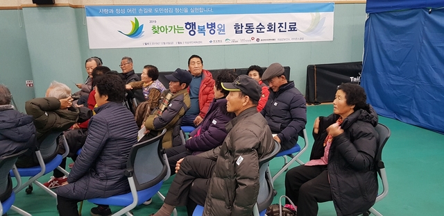 ▲ 의성군(군수 김주수)은 지난 6일 의성국민체육센터에서 안계면 외 7개 면민을 대상으로 ‘찾아가는 행복병원 합동진료’를 펼쳤다.ⓒ의성군