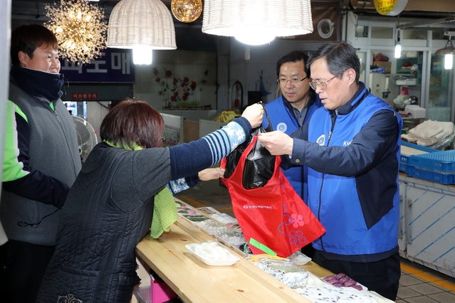 ▲ 정재훈 한수원 사장(오른쪽)이 지난 3일 경주에서 전통시장 장보기 행사를 가졌다.ⓒ한수원