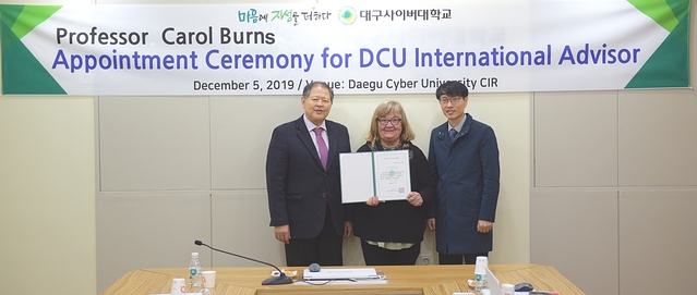 ▲ 대구사이버대 장애인자립지원학과가 위스콘신 콘코디아 대학 캐롤 번즈 교수를 국제자문위원으로 위촉했다.(사진 왼쪽부터 이근용 대구사이버대 총장, 캐롤 번즈 교수(장애인자립지원학과 국제자문위원), 이창희 장애인자립지원학과 교수)ⓒ대구사이버대