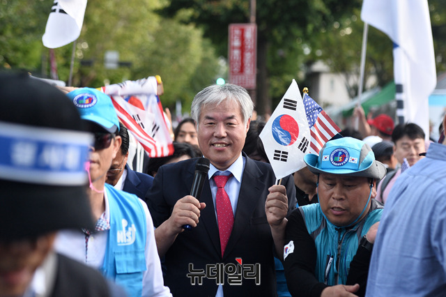 ▲ 경찰이 한국기독교총연합회 대표회장 전광훈 목사에 대해 출국금지 조치했다. 경찰은 전 목사가 4차례 소환 요구에 불응한 만큼 체포영장 신청 등 강제수사도 고려하는 것으로 알려졌다. ⓒ박성원 기자