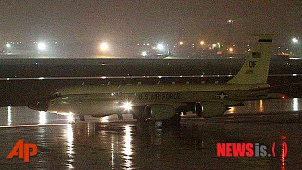 ▲ 2012년 4월 12일 美본토에서 日가데나 기지로 긴급 투입된 RC-135S 코브라볼 정찰기. 북한이 11일부터 '은하 3호'에 연료를 주입했다고 보도한 뒤였다. ⓒ뉴시스 AP. 무단전재 및 재배포 금지.