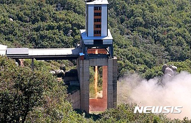 ▲ 2016년 6월 북한이 동창리 시험장에서 액체연료 로켓엔진을 시험하는 모습. 이 로켓은 우크라이나제 R-250 계열로 추정됐다. ⓒ뉴시스. 무단전재 및 재배포 금지.