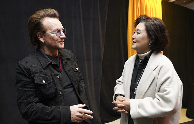 ▲ 지난 8일 유명 록그룹 U2의 공연을 관람하러 가 보컬 보노와 만난 김정숙 여사. ⓒ청와대 제공.
