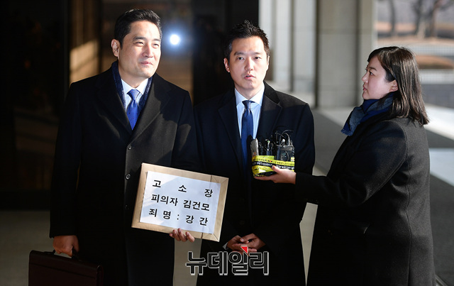 ▲ 9일 오전 가수 김건모를 강간 혐의로 고소하기 위해 서울 서초구 서울중앙지검을 찾은 김세의(사진 우) 가로세로연구소 대표와 강용석 소장이 취재진의 질문에 답하고 있다. ⓒ정상윤 기자