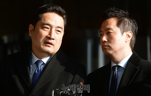 ▲ 김세의(사진 우) 가로세로연구소 대표와 강용석 소장이 9일 오전 가수 김건모를 강간 혐의로 고소하기 위해 서울 서초구 서울중앙지검에 나왔다. 이날 강 소장은 김건모에게 성폭행 당했다고 주장하는 A씨를 대리해 고소장을 냈다. ⓒ정상윤 기자