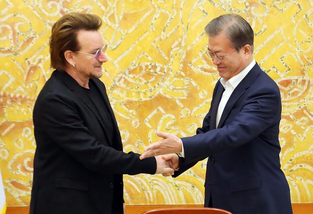 ▲ 문재인 대통령이 9일 청와대에서 아일랜드 출신 록밴드 U2의 보컬이자 사회운동가인 보노와 악수를 나누고 있다. ⓒ뉴시스