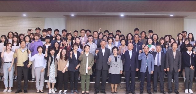 ▲ 단양장학회가 지난 5월 학생들에게 장학금을 전달하고 장학회 이사들과 기념촬영을 하고 있다.ⓒ단양장학회