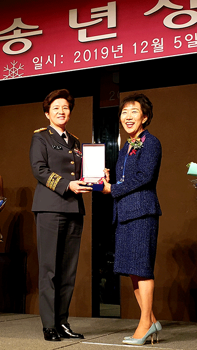 ▲ 숙명여자대학교 총동문회는 5일 서울 더플라자호텔 별관 
 그랜드볼룸에서 송년 상임이사회를 열고 강선영 육군 소장에게 ‘올해의 숙명인상’을 수여했다. ⓒ
