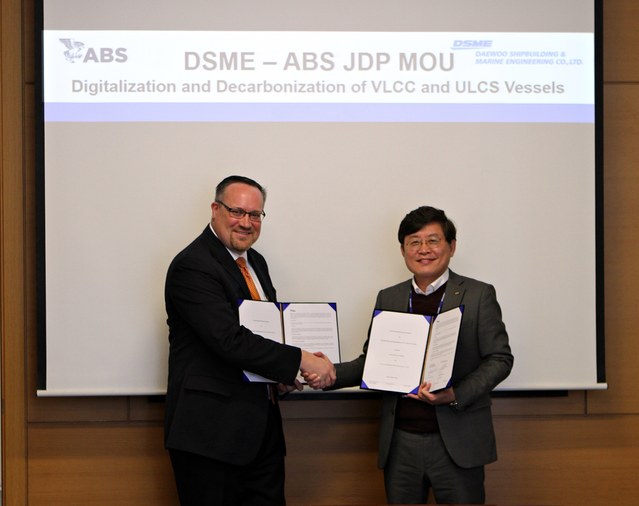 ▲ 대우조선해양 최동규 전무(오른쪽)와 ABS 패트릭 라이언 글로벌 엔지니어링 부사장이 ‘탈탄소화 및 디지털 선박’ 공동 연구 협약을 맺은 뒤 기념촬영을 하고 있다.ⓒ대우조선해양