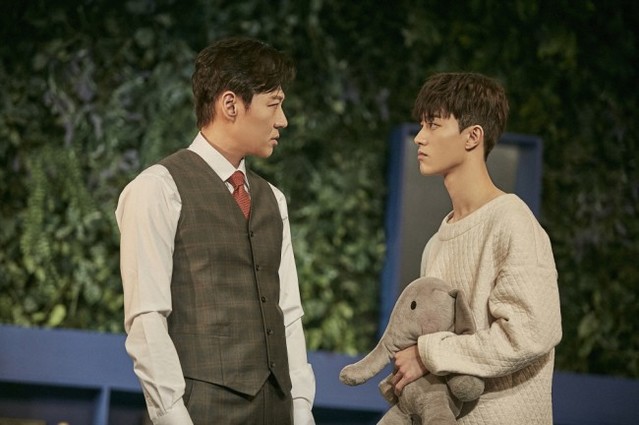 ▲ 연극 '엘리펀트 송' 공연 장면(왼쪽부터 고영빈, 곽동연).ⓒ나인스토리