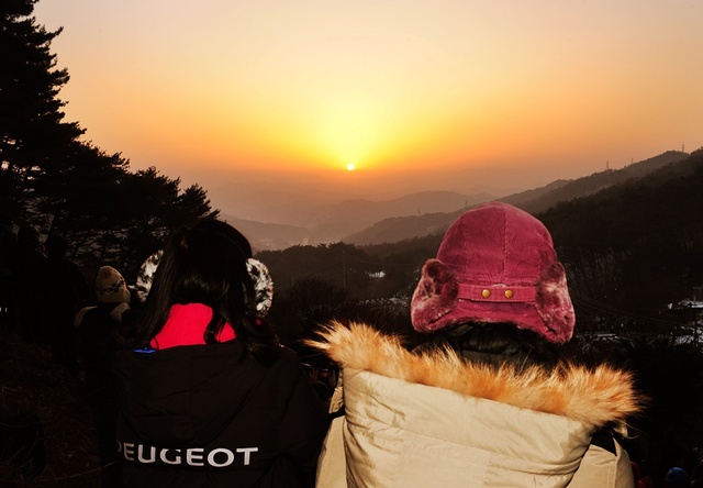 ▲ 올 새해 첫날인 1일 용두산에서 해맞이를 맞고 있는 시민들 모습.ⓒ제천시