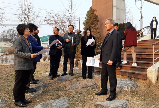 ▲ 제천시의회 자치행정위원회가 집행부가 요청한 내년도 예산 심사를 위해 9일 제천사랑의 집 등을 방문해 현장 확인을 벌이고 있다.ⓒ제천시의회