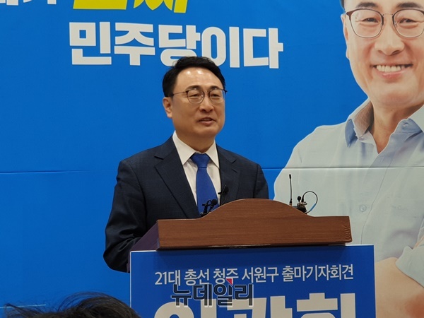 ▲ 이광희 전 충북도의원이 10일 충북도청 기자회견장에서 기자회견을 갖고 있다.ⓒ박근주 기자