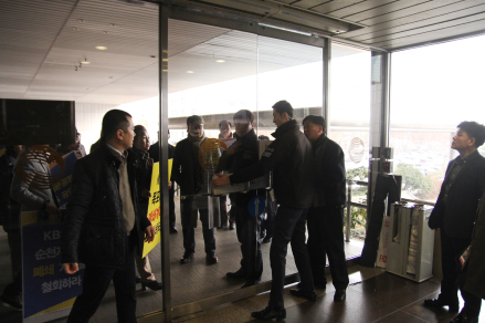 ▲ 9일 오후 KBS 신관에 들어가려던 KBS 지역방송사 시청자들이 사측의 출입문 봉쇄로 들어가지 못하고 있다. ⓒKBS노동조합 제공
