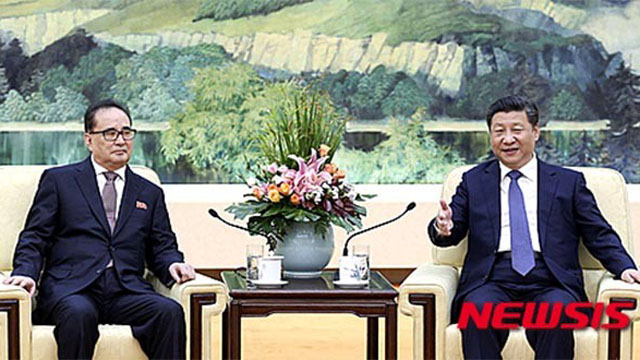 ▲ 2016년 6월 중국을 찾아 시진핑 국가주석과 회담을 하는 리수용. ⓒ뉴시스. 무단전재 및 재배포 금지.