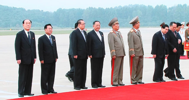 ▲ 지난해 9월 문재인 대통령 일행을 영접하기 위해 도열한 북한 권력층들. 최룡해 옆이 리수용이다. ⓒ평양공동취재단-뉴시스. 무단전재 및 재배포 금지.