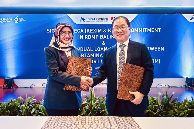 ▲ 수출입은행이 10일 인도네시아 국영석유가스공사 페르타미나(Pertamina)가 추진하는 총 사업비 51억달러 규모의 발릭파판 정유공장 증설사업에 PF금융 적극 지원 의사를 밝히는 금융지원의향서(Support Letter)에 서명했다. 왼쪽부터 엠마 마티니(Emma Martini) 페르타미나 재무이사, 양환준 수은 프로젝트금융본부장.ⓒ수출입은행