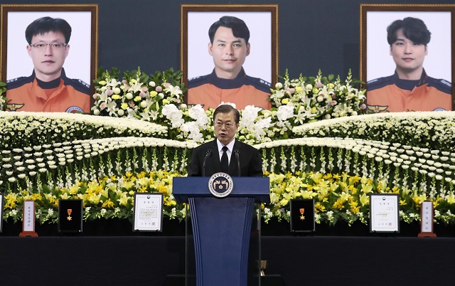 ▲ 문재인 대통령이 10일 대구 계명대 성서캠퍼스에서 열린 독도 헬기 추락사고 순직 소방항공대원 합동 영결식에 참석해 추도사를 하고 있다. ⓒ뉴시스