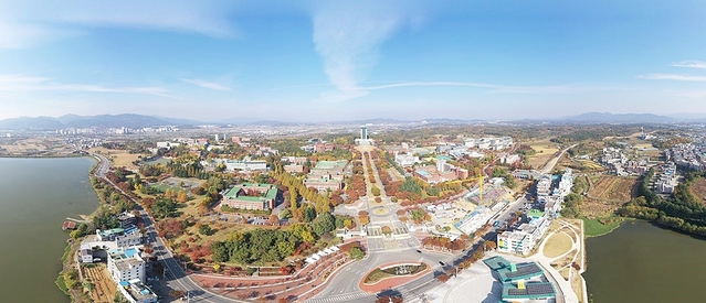 ▲ 대구사이버대가 사이버대 최초로 발달장애인 사회 자립을 위한 정규 학위 과정 학과를 개설했다.(사진은 대구대(대구사이버대)캠퍼스 항공 전경)ⓒ대구사이버대