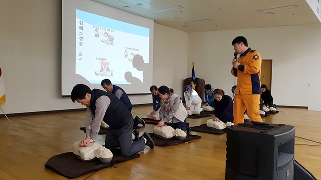 ▲ 대구메트로환경 신입 직원이 심폐소생술 교육을 받고 있다.ⓒ대구메트로환경