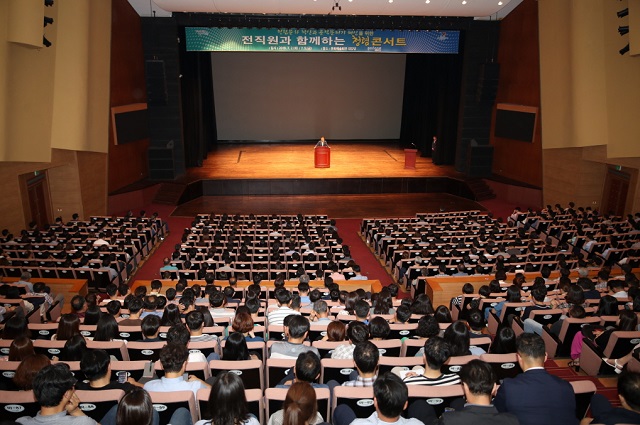 ▲ 포항시는 올해 공공기관 청렴도 평가에서 지난해와 비교해 한단계 상승한 것으로 나타났다. 사진은 청렴분위기 조성을 위한 직원들 간 공감·소통하는 청렴콘서트 장면.ⓒ포항시