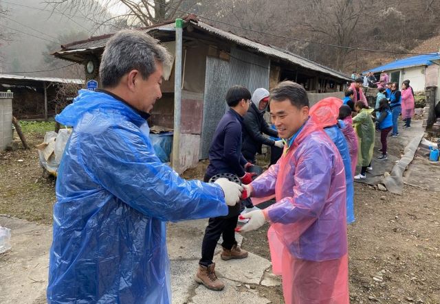 ▲ 대전시설관리공단 손애(愛)손 봉사단이 10일 서구 기성동에서 ‘겨울맞이 연탄나눔’ 봉사를 진행하고 있다.ⓒ대전시설관리공단