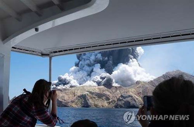 ▲ 뉴질랜드 화이트섬 화산폭발 당시 멀리 떨어진 곳에 있던 유람선 승객들이 사진을 찍고 있다. ⓒ연합 로이터. 무단전재 및 재배포 금지.