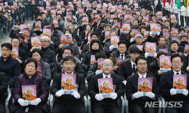 ▲ 한국진보연대 등으로 구성된 '고 오종렬 의장 장례위원회'는 10일 서울 광화문 광장에서 영결식을 열었다. 이들이 사전에 사용 신청없이 영결식을 강행함에 따라 서울시는 무단 사용료를 부과할 방침이다. 변상금은 약 25만원 가량인 것으로 알려졌다. ⓒ뉴시스